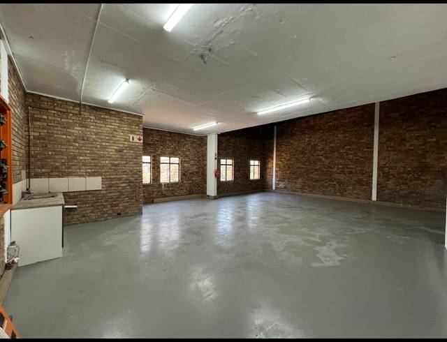 280M² WAREHOUSE TO LET IN STRIJDOMPARK